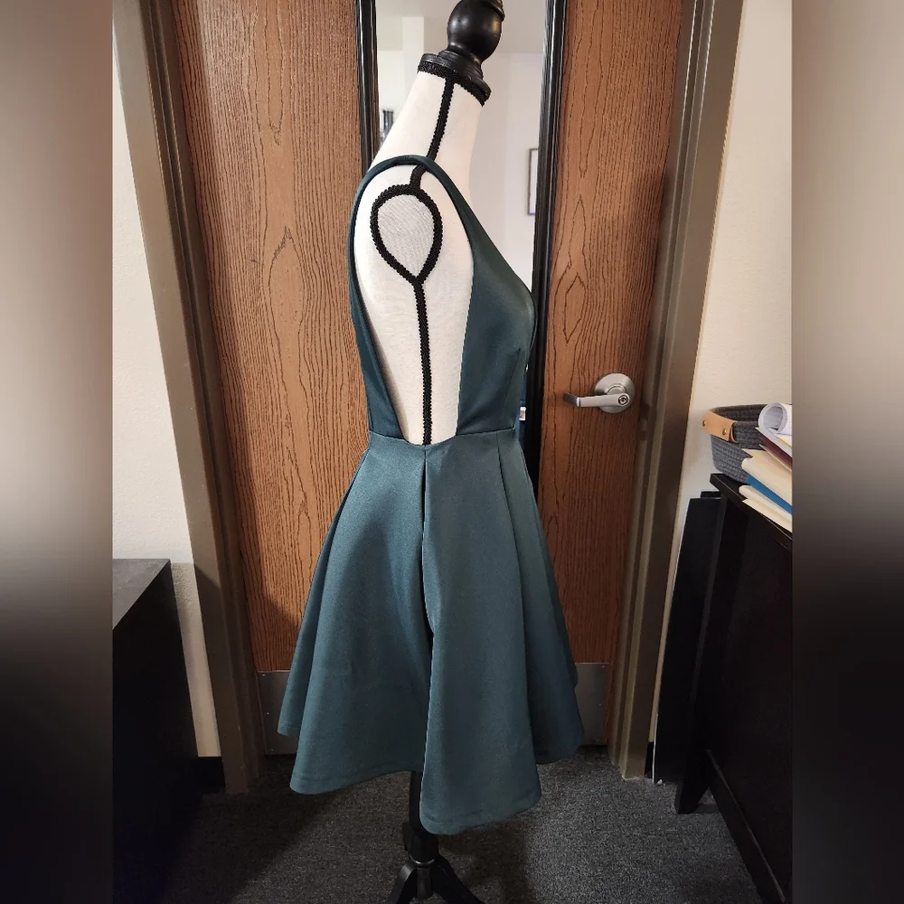 Exquisite Emerald Green Dress - Picture 4 of 7